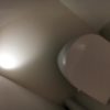 Les balises installées dans les toilettes constituent un éclairage d'orientation très pratique la nuit.