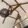 Des lustres Moooi placés à 8 mètres de hauteur pour un éclairage d’intérieur esthétique.