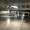 Installation par BSV-Domelec d’armatures LED pour éclairer les communs d’un immeuble à appartements. Les armatures sont installées dans le garage de l’immeuble.