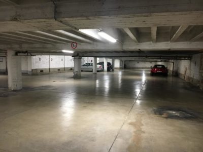 Installation par BSV-Domelec d’armatures LED pour éclairer les communs d’un immeuble à appartements. Les armatures sont installées dans le garage de l’immeuble.