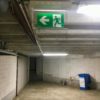 Un pictogramme intégré dans les points lumineux. Les points lumineux sont des éclairages de sécurité installés dans le garage d’un immeuble à appartements.