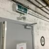 Les points lumineux avec pictogrammes de sécurité intégrés sont doublés d’un système de détecteur de présence. Sécurité et confort dans ce garage d’un immeuble à appartements.