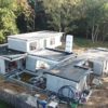 Chantier à Uccle : pose de câblage pour les panneaux photovoltaïques et le système électrique et domotique.