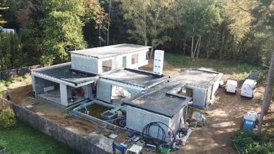 Chantier à Uccle : pose de câblage pour les panneaux photovoltaïques et le système électrique et domotique.