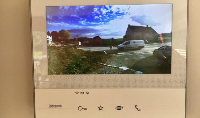 Ecran de vidéophone géré par domotique pour la sécurisation des accès.