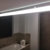lampe LED intégré dans un miroir de salle de bains.