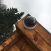 Caméra de surveillance sur toit de chalet.